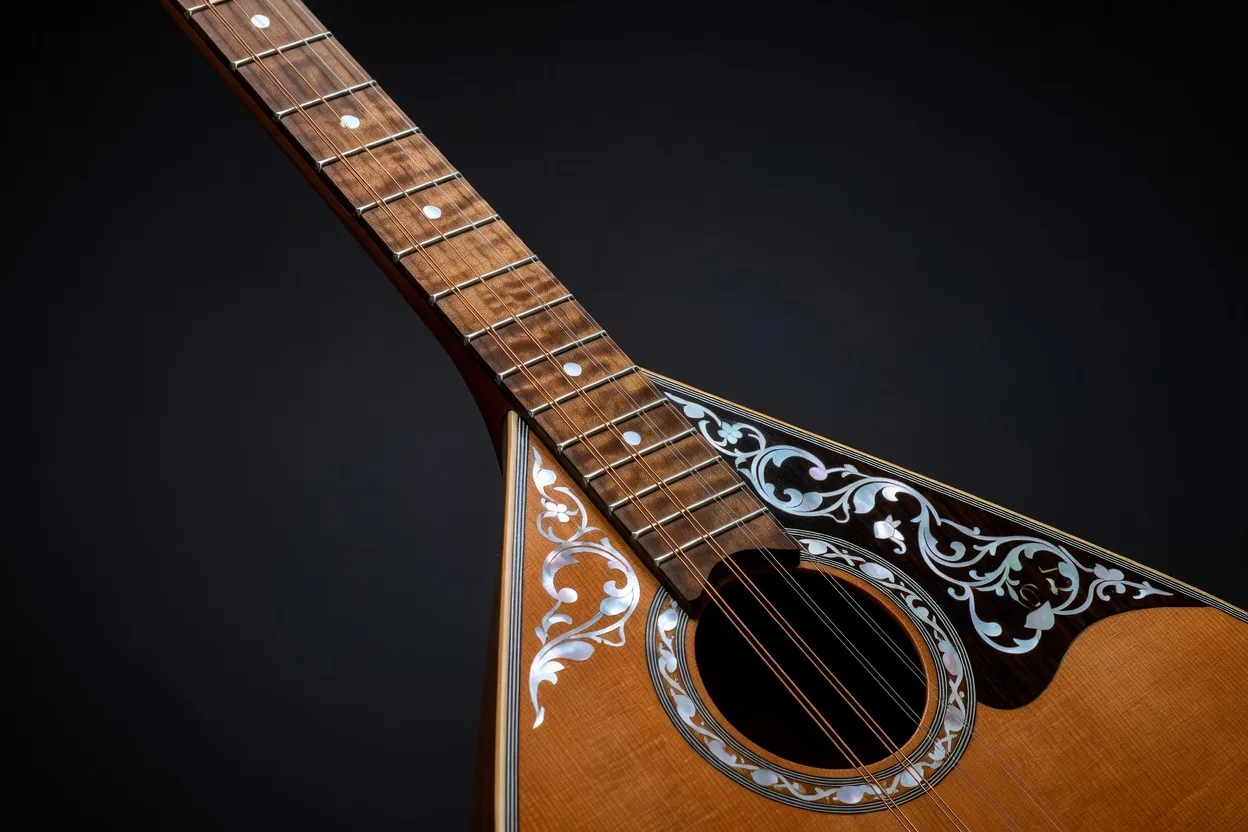 Balalaika prima en gros plan, manche en erable, incrustations nacre